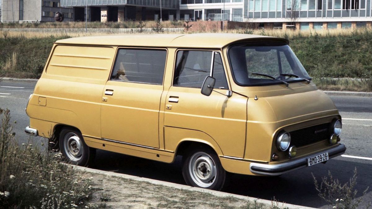 Automobilový východ vs. západ: 1203 byla zastaralá už v době premiéry, přesto se vyráběla desítky let. Dlouhou kariéru musel vydržet i první Transit